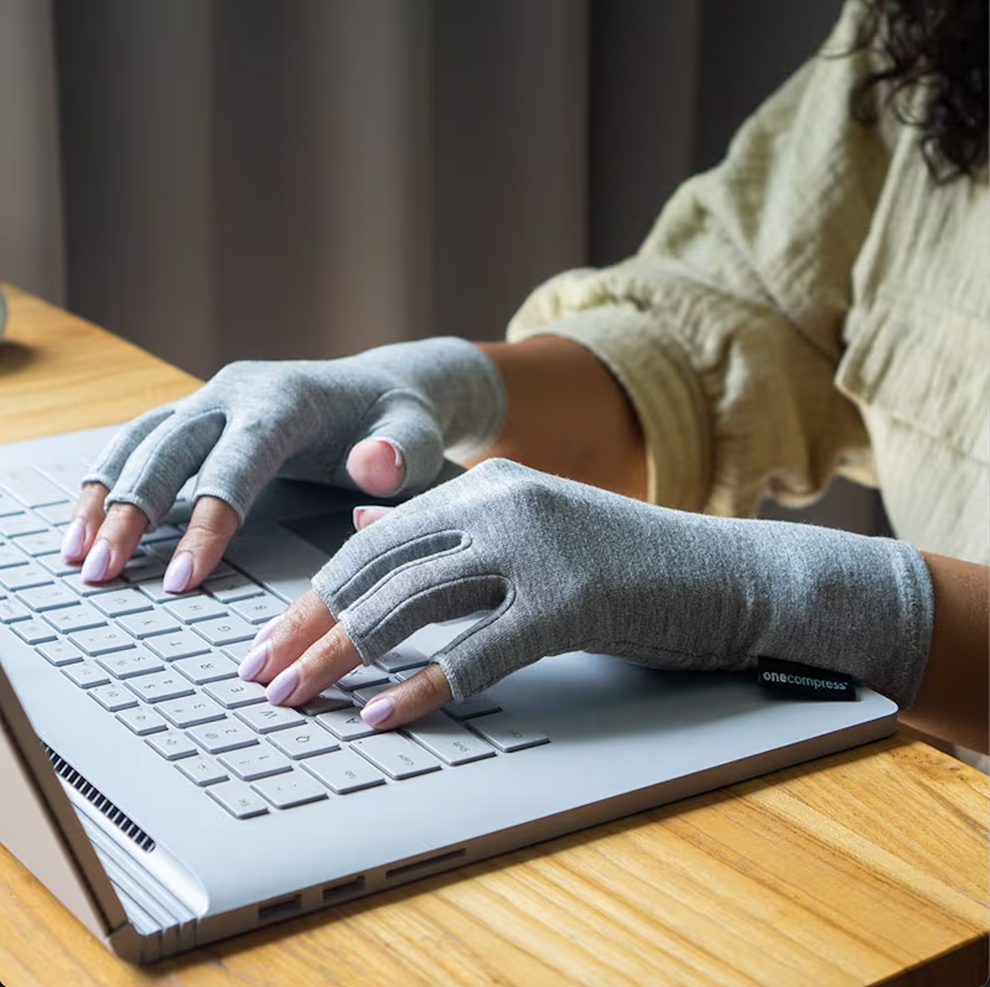 Premium Bamboo Compression Gloves™ (Pack Of 2)(75% Off)